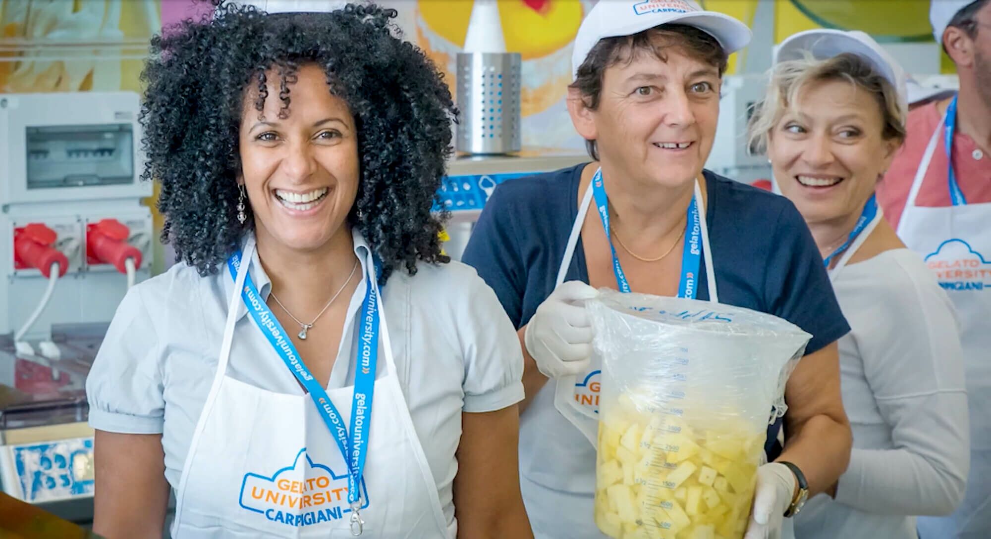 Impiegati sorridenti con pezzi di ananas - Carpigiani Gelato University - Krä Eistechnik