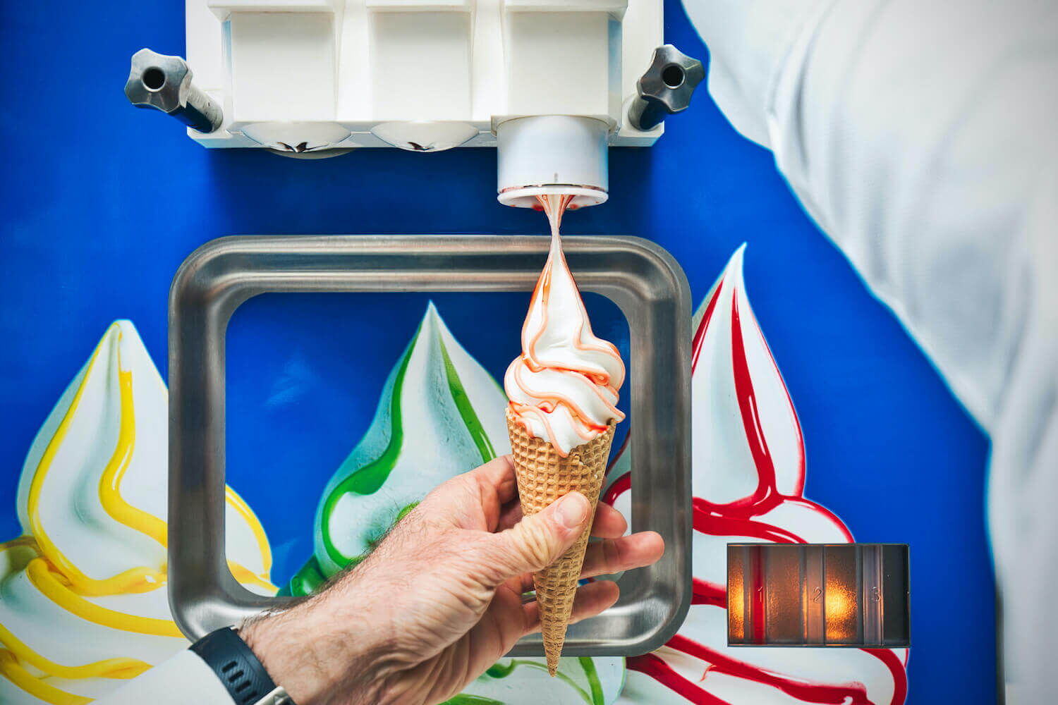 Il gelato morbido esce dalla macchina