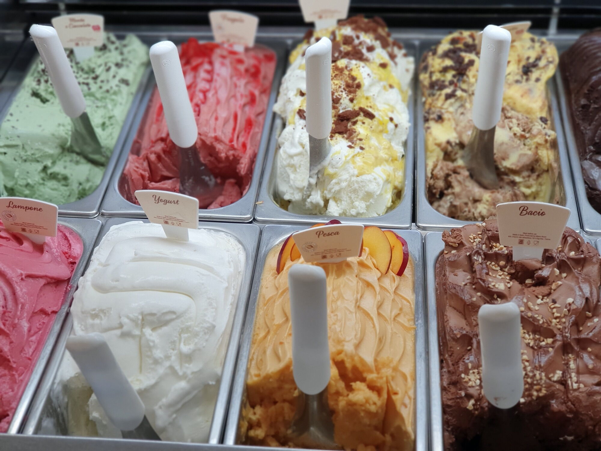 Una presentazione scadente di un gelato in una vetrina in un bar-gelateria