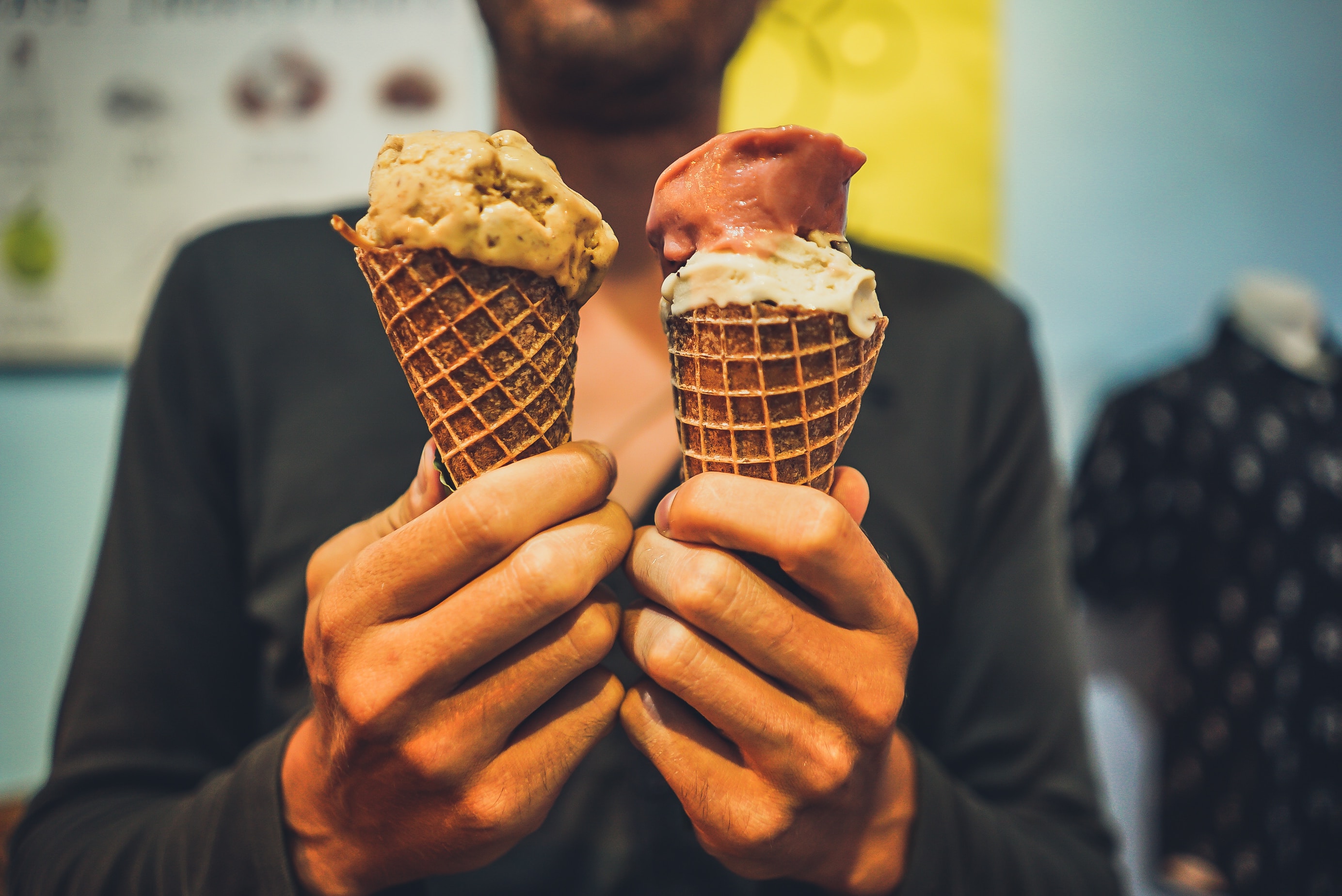 Tieni due cialde di gelato